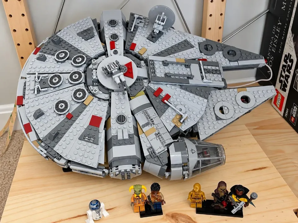Millennium Falcon (75257) — wedge display stand