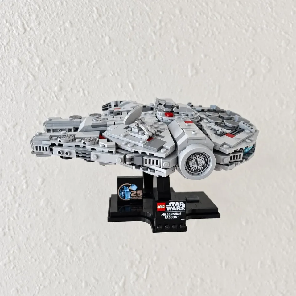 Millennium Falcon (75375) — tray wall mount