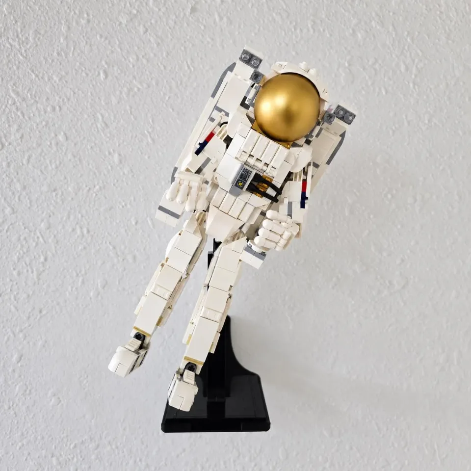 Wall Mount for LEGO® Space Astronaut (31152)