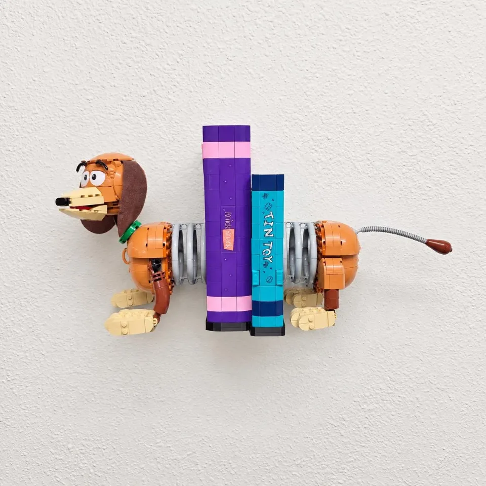 Wall Mount for LEGO® Toy Story Slinky Dog Bookends (43301)