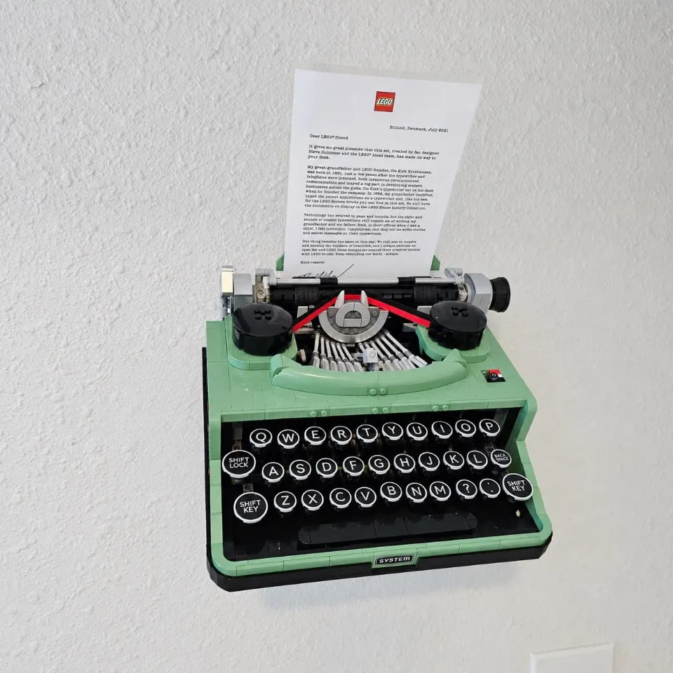Angled Wall Mount for LEGO® Typewriter (21327)